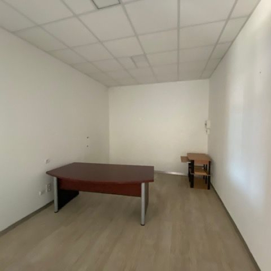 CABINET L'ANTENNE : Local / Bureau | CAISSARGUES (30132) | 280 m2 | 2 222 € 