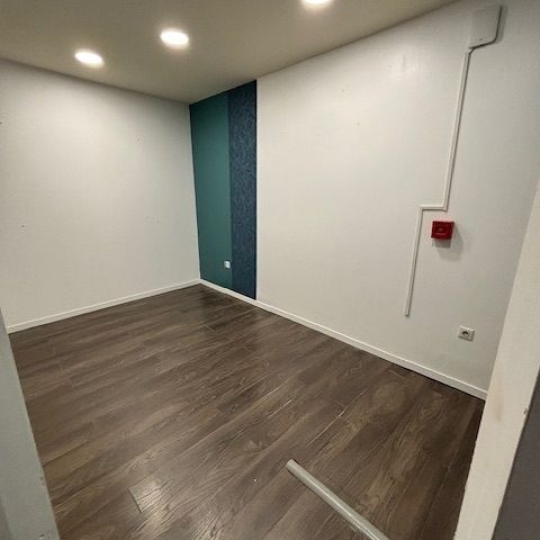  CABINET L'ANTENNE : Office | BAGNOLS-SUR-CEZE (30200) | 65 m2 | 550 € 