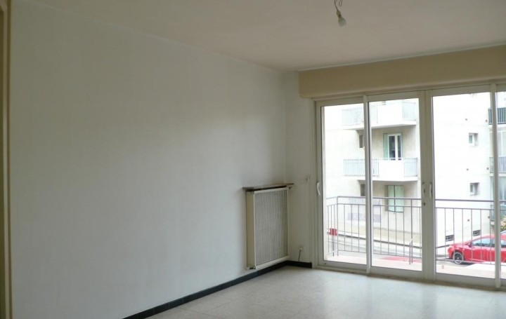 Appartement P3   NIMES  67 m2 741 € 