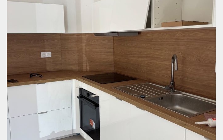 Maison   NIMES  118 m2 1 400 € 