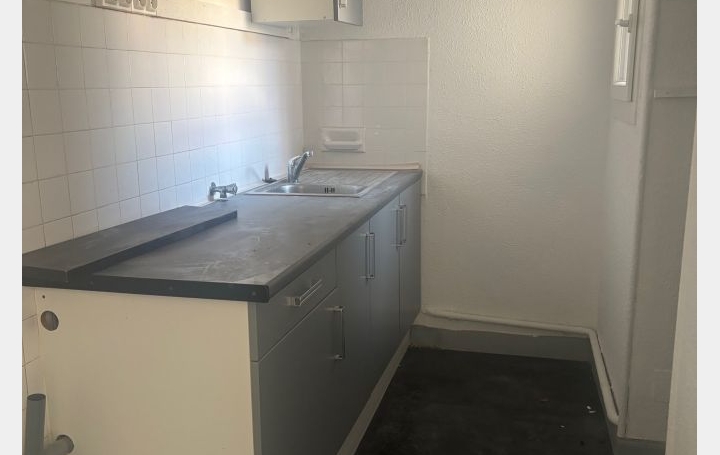 Appartement P4   NIMES  120 m2 930 € 