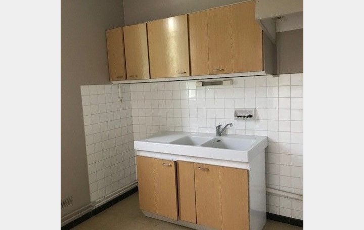 Appartement P3   NIMES  67 m2 741 € 